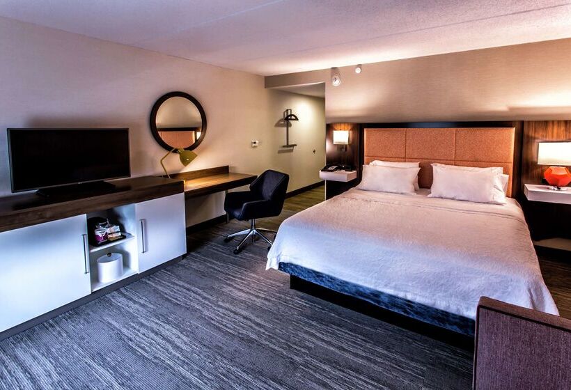 Отель Hampton Inn & Suites Staten Island