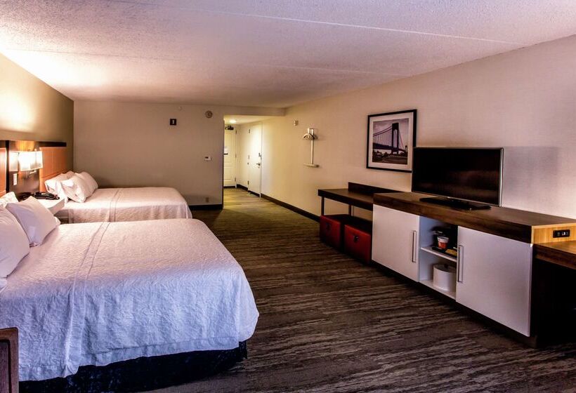 Отель Hampton Inn & Suites Staten Island