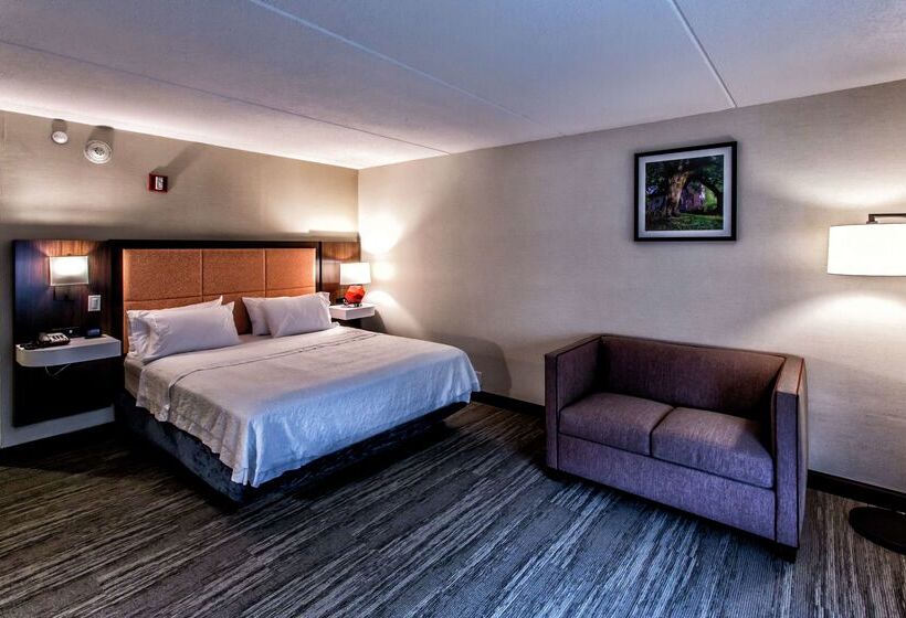 Отель Hampton Inn & Suites Staten Island
