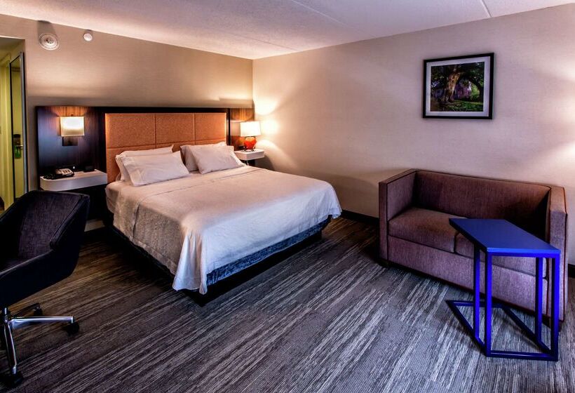 Отель Hampton Inn & Suites Staten Island