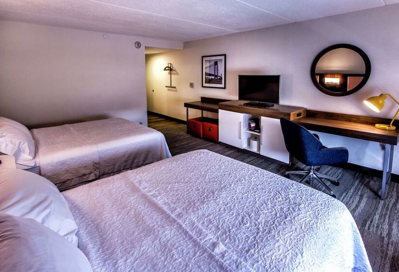 Отель Hampton Inn & Suites Staten Island