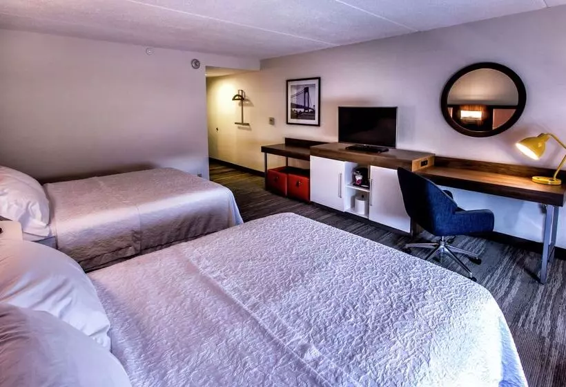 בית מלון כפרי Hampton Inn & Suites Staten Island