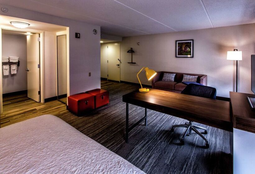 Отель Hampton Inn & Suites Staten Island