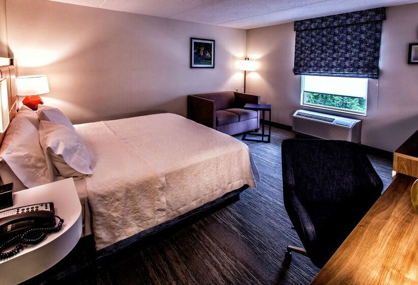 Отель Hampton Inn & Suites Staten Island