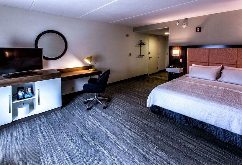 Отель Hampton Inn & Suites Staten Island