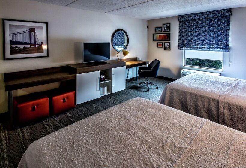 Отель Hampton Inn & Suites Staten Island