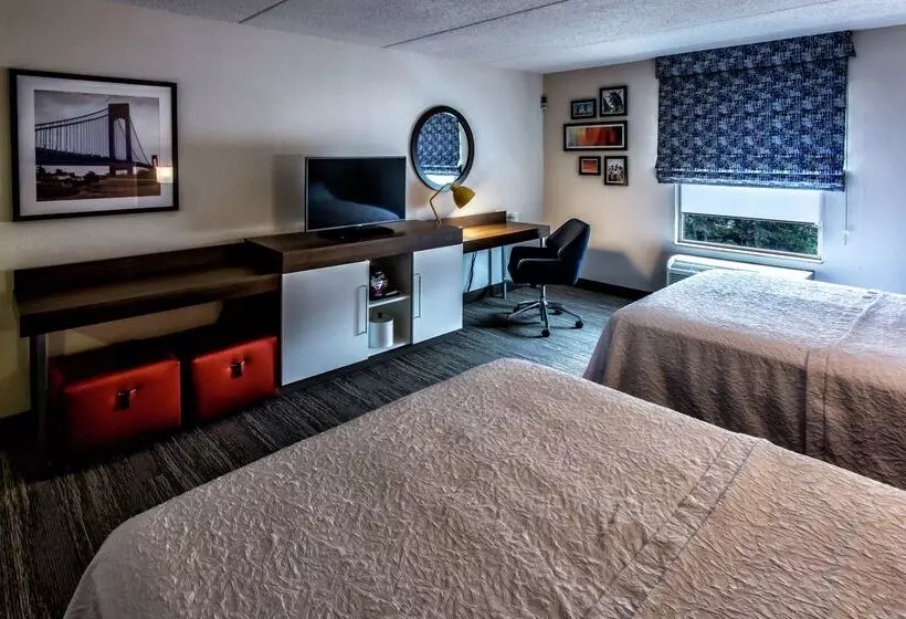 בית מלון כפרי Hampton Inn & Suites Staten Island