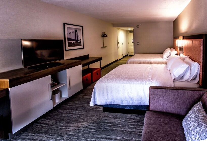 Отель Hampton Inn & Suites Staten Island