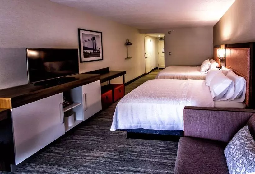 בית מלון כפרי Hampton Inn & Suites Staten Island