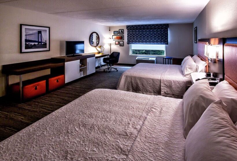 Отель Hampton Inn & Suites Staten Island