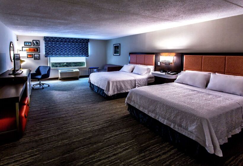 Отель Hampton Inn & Suites Staten Island