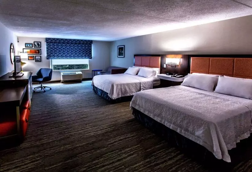 בית מלון כפרי Hampton Inn & Suites Staten Island