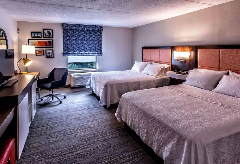 בית מלון כפרי Hampton Inn & Suites Staten Island