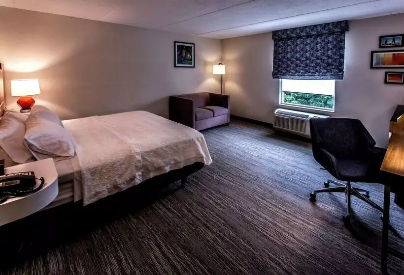 בית מלון כפרי Hampton Inn & Suites Staten Island