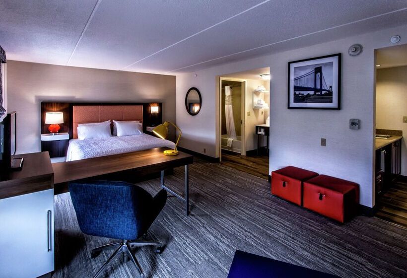 Отель Hampton Inn & Suites Staten Island