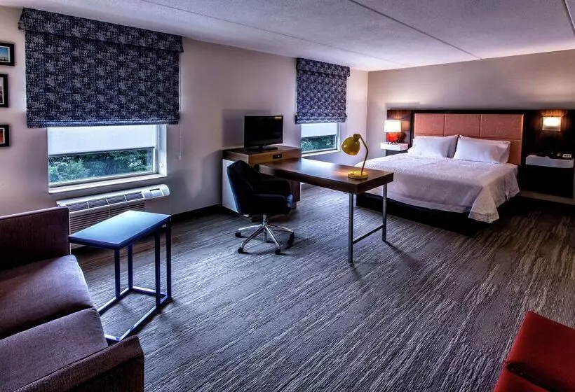 בית מלון כפרי Hampton Inn & Suites Staten Island