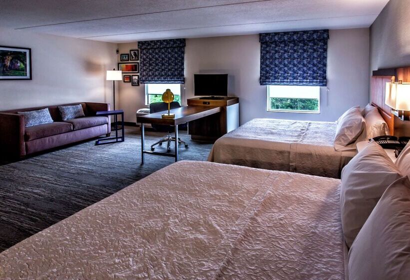 Отель Hampton Inn & Suites Staten Island