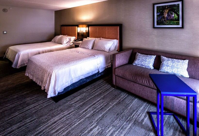 Отель Hampton Inn & Suites Staten Island