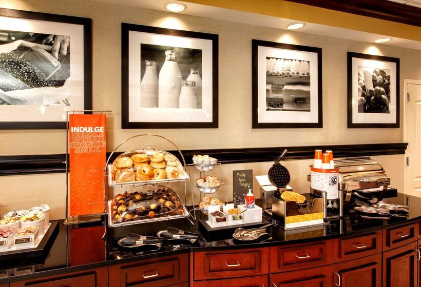 Отель Hampton Inn & Suites Staten Island