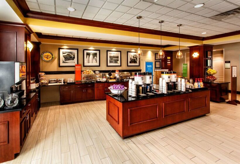 Отель Hampton Inn & Suites Staten Island