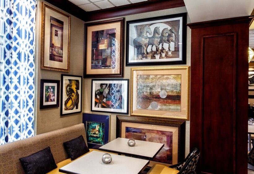 Отель Hampton Inn & Suites Staten Island