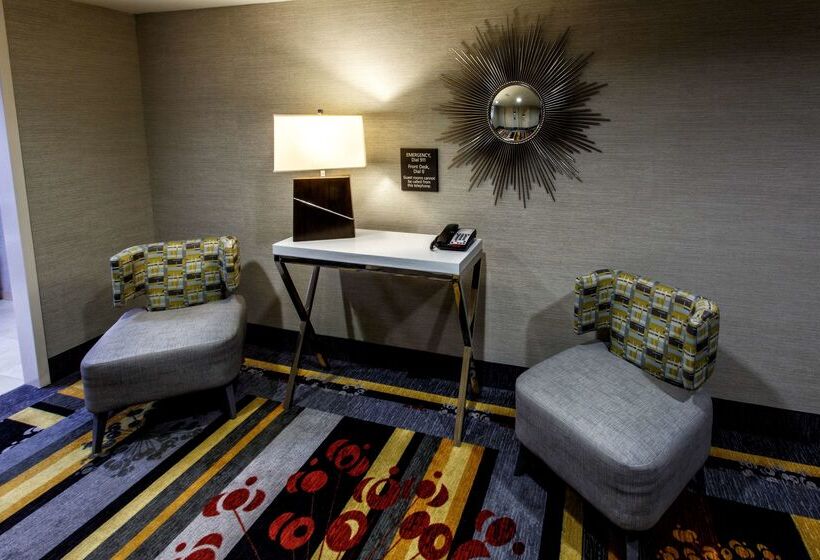 Отель Hampton Inn & Suites Staten Island