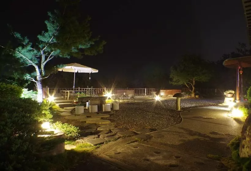 هتل Zen And Pine Resort