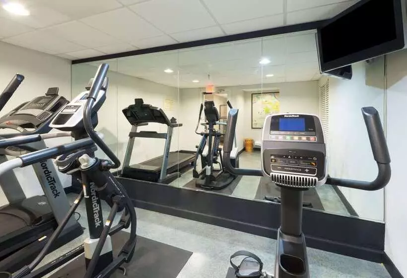 Отель Baymont By Wyndham Louisville East