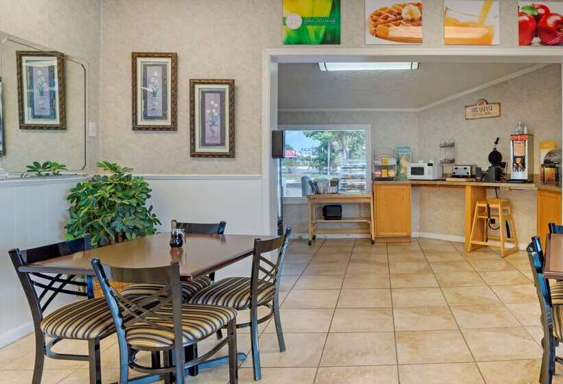 בית מלון כפרי Quality Inn Fredericksburg Near Historic Downtown