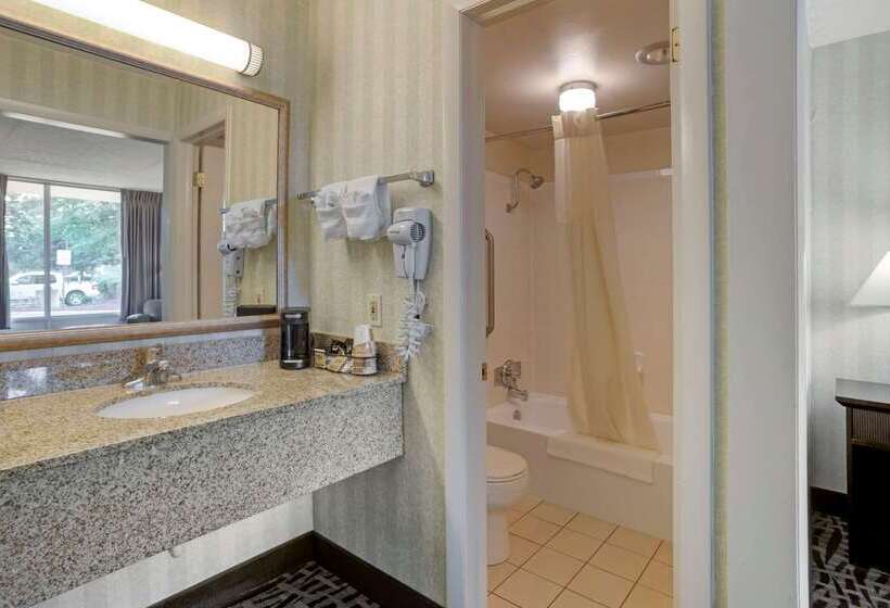 בית מלון כפרי Quality Inn Fredericksburg Near Historic Downtown
