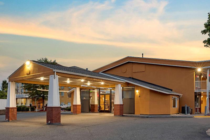 בית מלון כפרי Quality Inn Fredericksburg Near Historic Downtown
