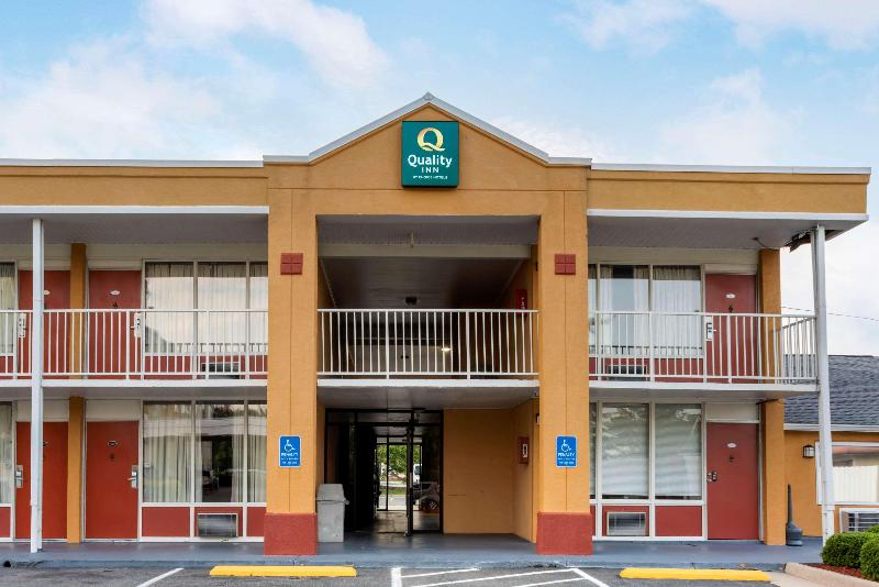 בית מלון כפרי Quality Inn Fredericksburg Near Historic Downtown