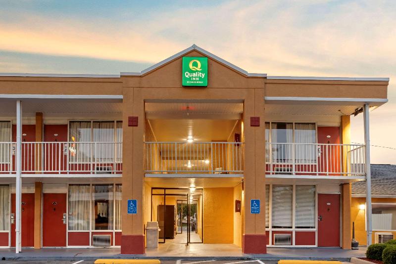 בית מלון כפרי Quality Inn Fredericksburg Near Historic Downtown