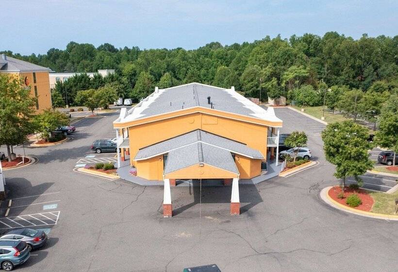 בית מלון כפרי Quality Inn Fredericksburg Near Historic Downtown