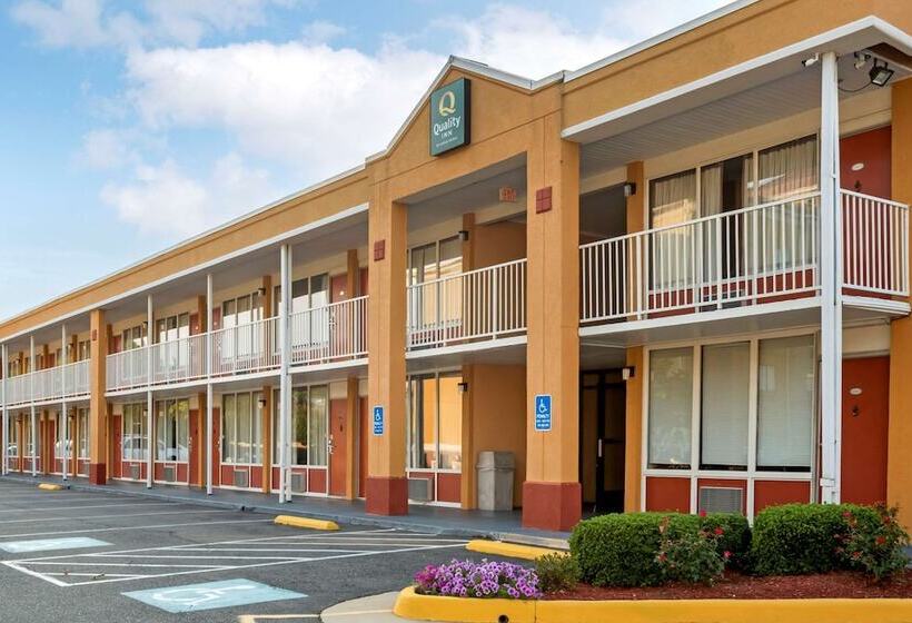 בית מלון כפרי Quality Inn Fredericksburg Near Historic Downtown