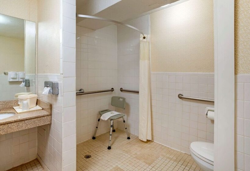 בית מלון כפרי Quality Inn Fredericksburg Near Historic Downtown