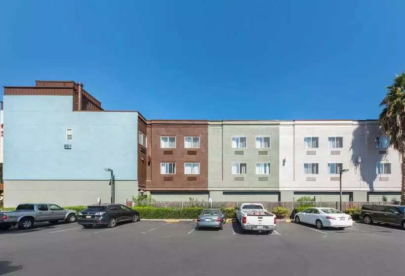酒店 Comfort Suites San Jose Airport