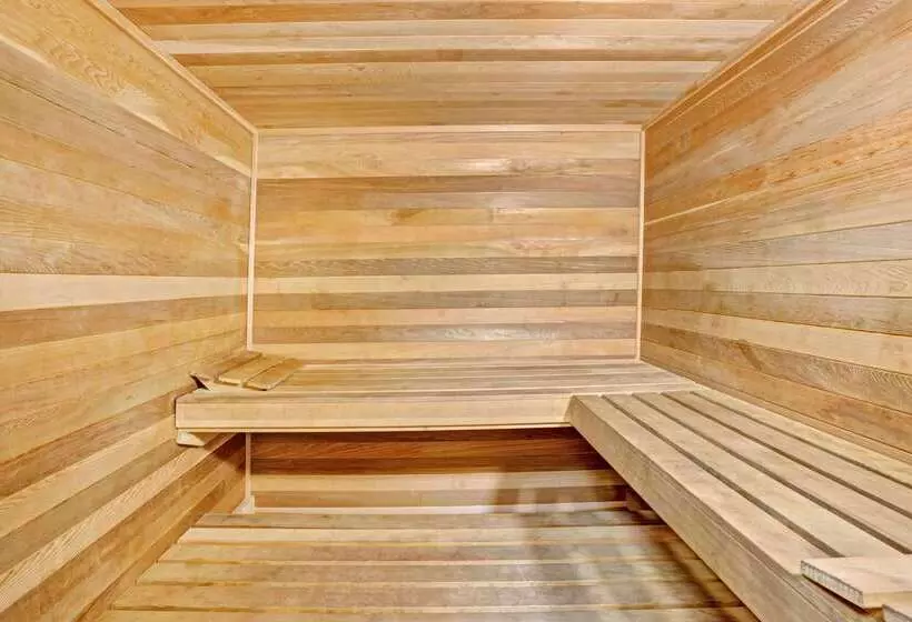 Отель Days Inn & Suites By Wyndham Louisville Sw