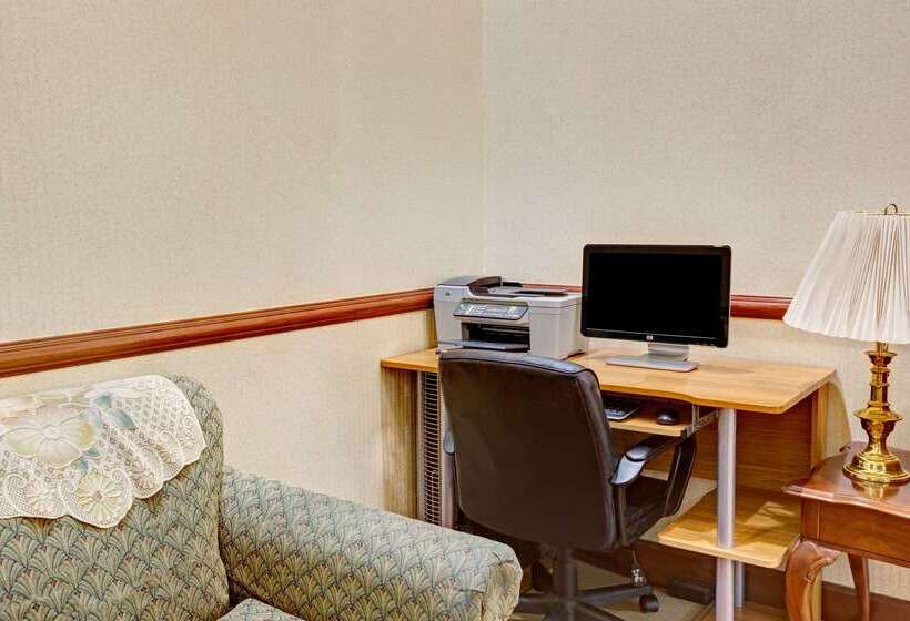 호텔 Days Inn & Suites By Wyndham Louisville Sw