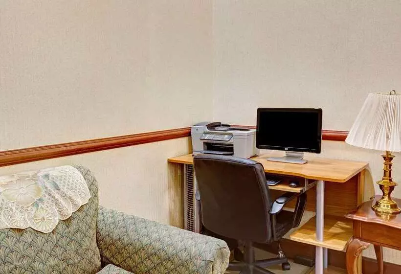 Отель Days Inn & Suites By Wyndham Louisville Sw