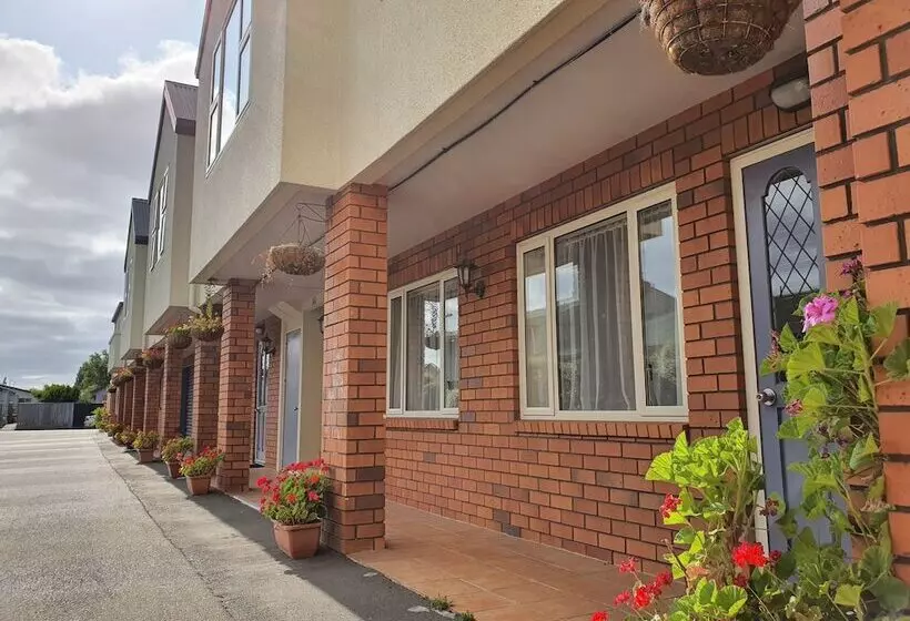 Rosewood Court Motel