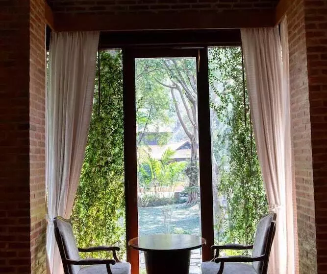 Hotelli Chayana Resort