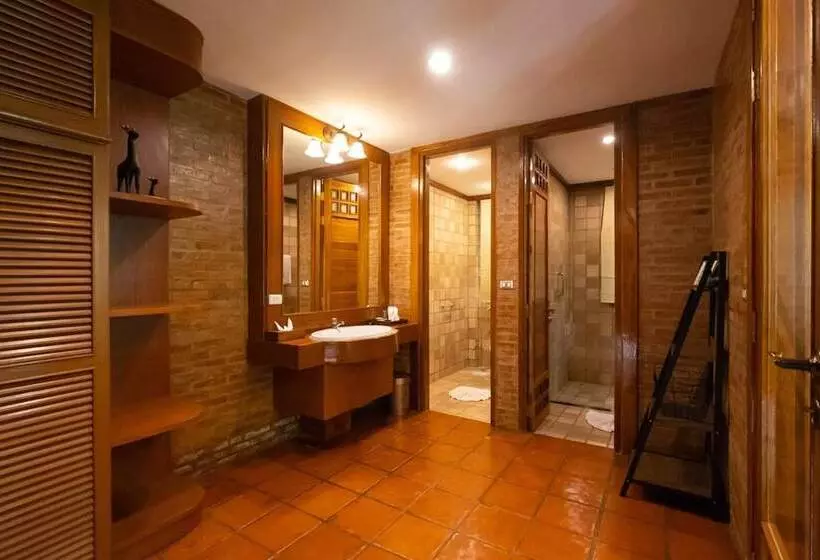 Hotelli Chayana Resort