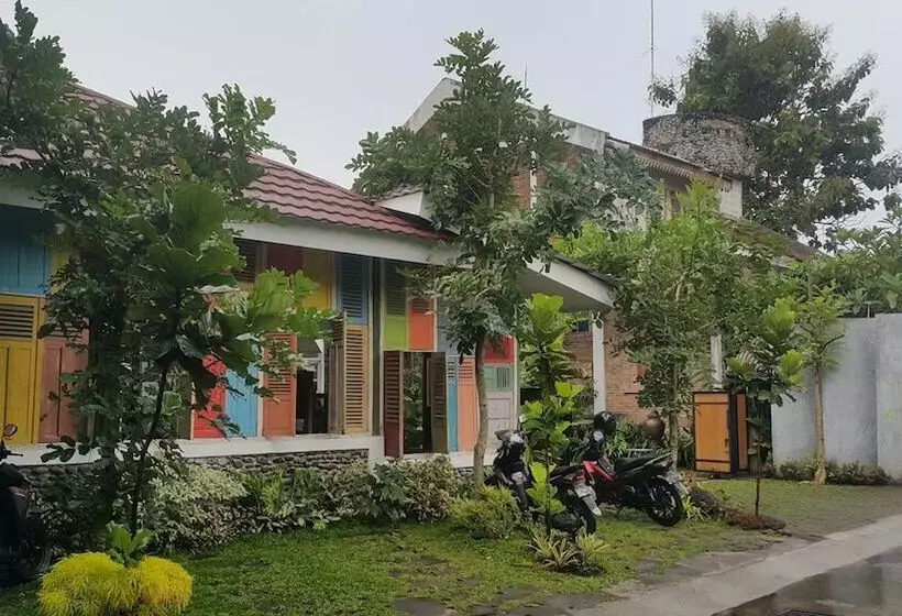 هتل Ndalem Bebekan Guesthouse