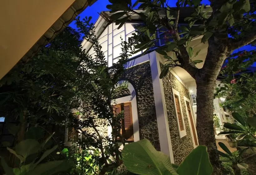 هتل Ndalem Bebekan Guesthouse