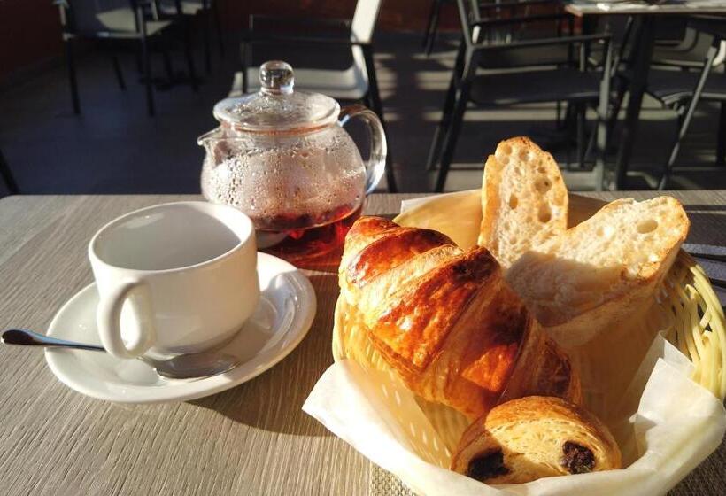 Regatta Living Hotel By Mint