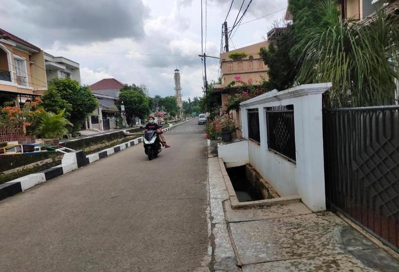 בית מלון כפרי Oyo 90170 Griya Palem