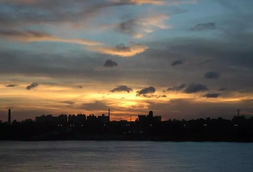 호텔 Polo Floatel Kolkata