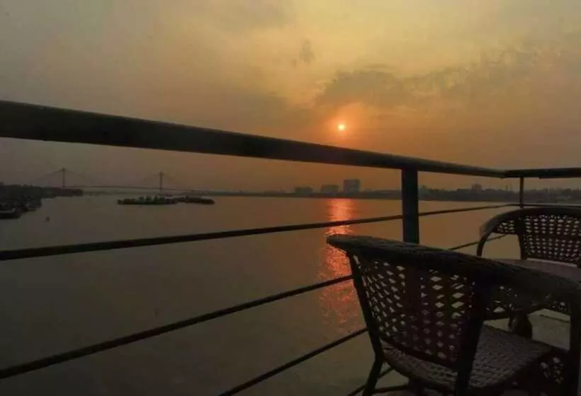 호텔 Polo Floatel Kolkata