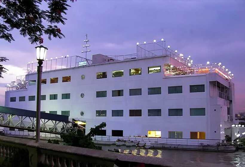 בית מלון כפרי Polo Floatel Kolkata